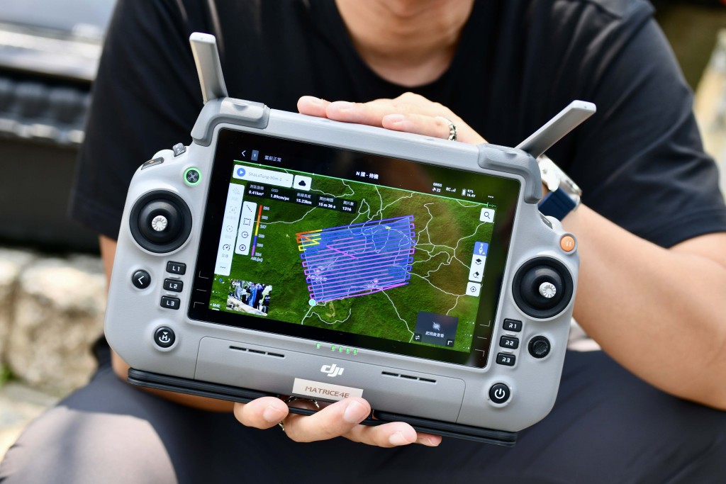 食環署利用高精準度專業測繪用的無人機，在地形複雜及植被茂密的山坡地區進行拍攝，以精準識別積水及潛在蚊子滋生地。