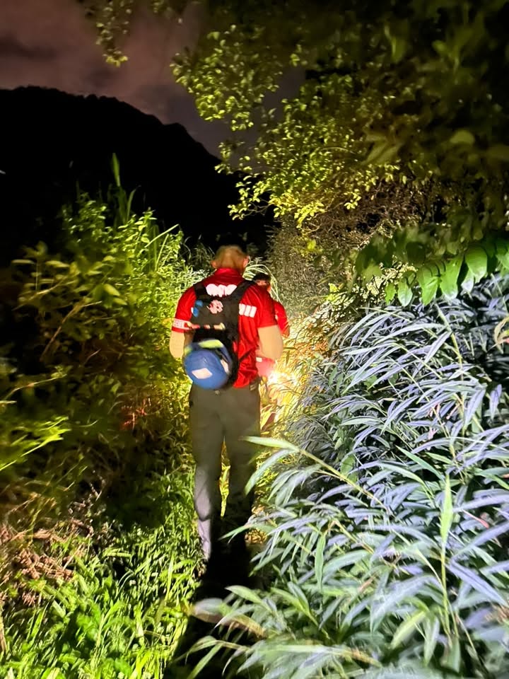 香港守望者服務團人員到黃泥涌向花心坑方向,出動搜救犬搜索。FB香港守望者服務團圖片 香港守望者服務團人員到黃泥涌向花心坑方向,出動搜救犬搜索。FB香港守望者服務團圖片