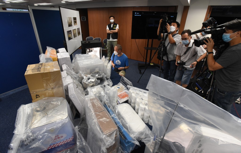 警方展示所得证物，包括毒品和制毒工具。黄文威摄
