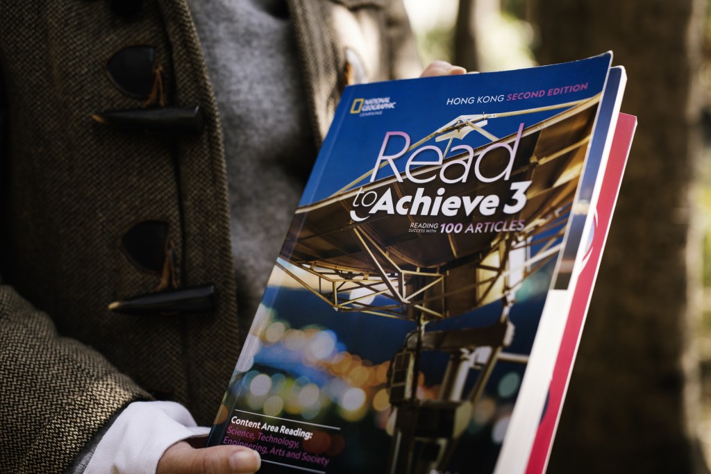 這是部分傳統中學英文科選用的課本,程媽媽讓女兒作為平日的英文讀物之一。(圖:李沃濤) 這是部分傳統中學英文科選用的課本,程媽媽讓女兒作為平日的英文讀物之一。(圖:李沃濤)