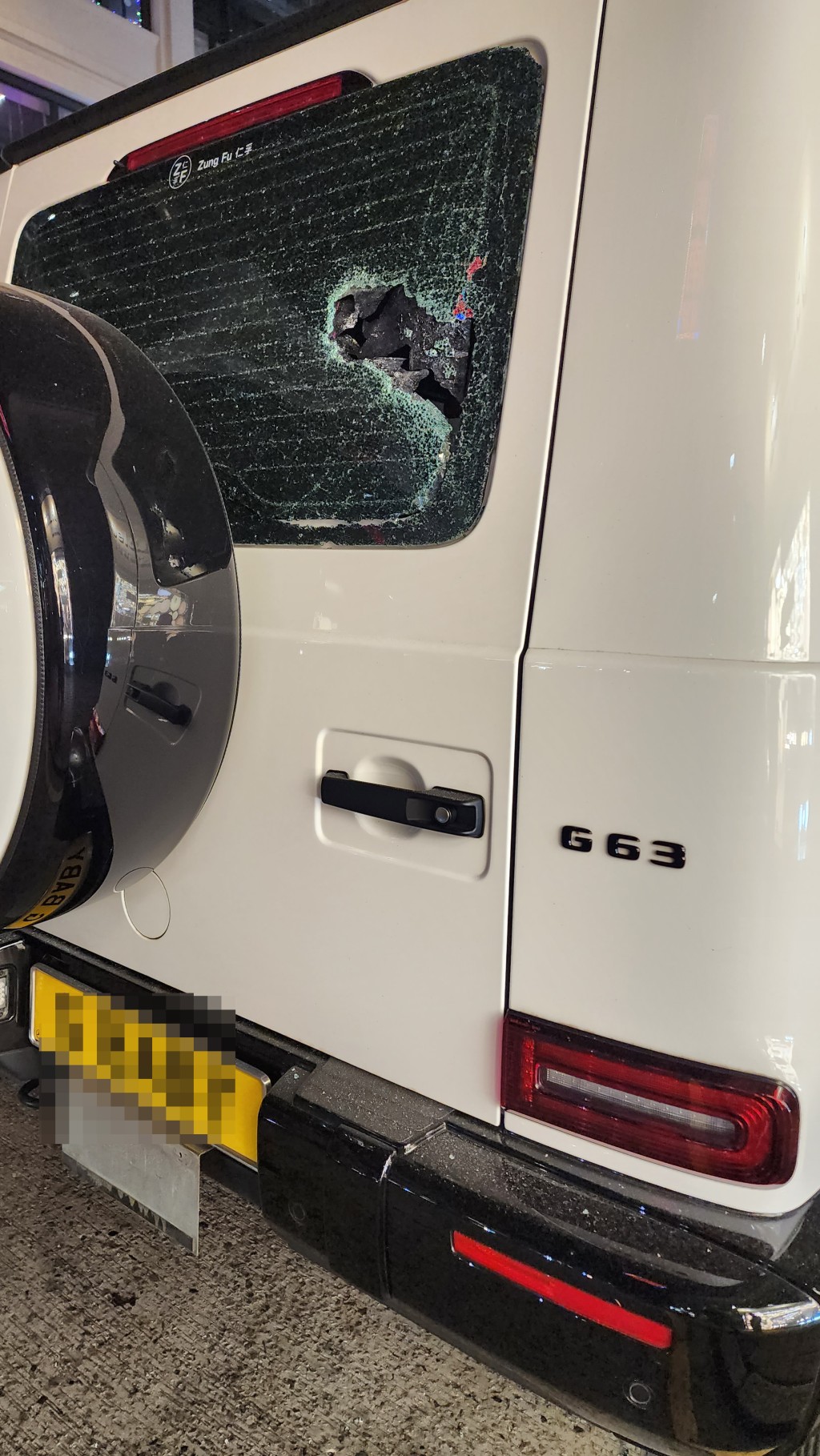 四驅車的車尾擋風玻璃亦被人用硬物擊毀。