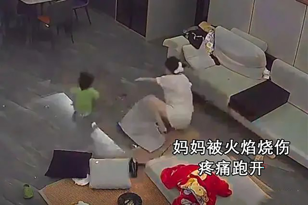 母子二人被嚇得各自彈開。