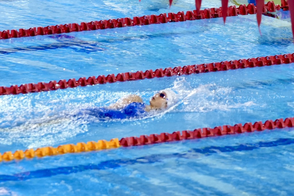  张心悦周六在200米背泳以2分17秒50夺冠。 刘骏轩摄