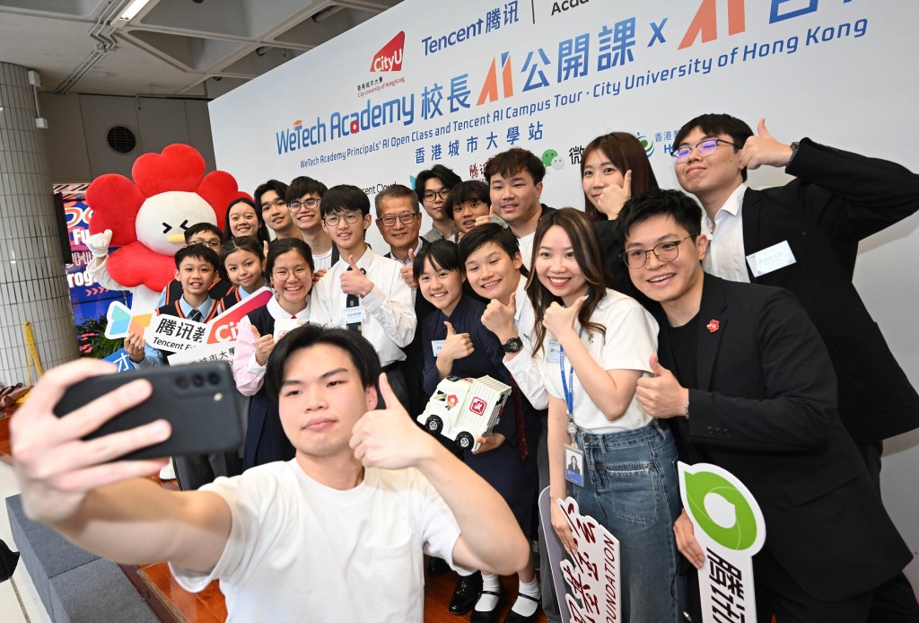 陳茂波（後排中）參觀展覽攤位。