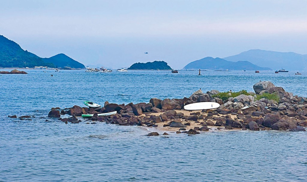 翻側之獨木舟隨水漂流至石灘。