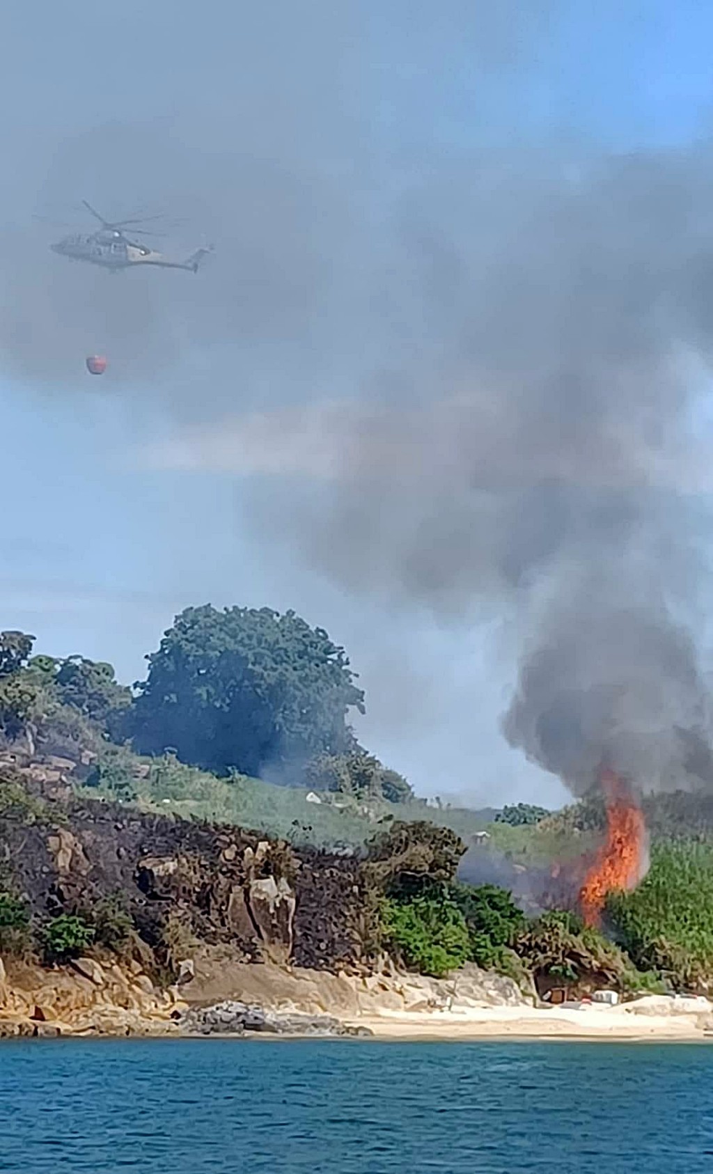 直升機向火場投擲水彈。fb：消防群組