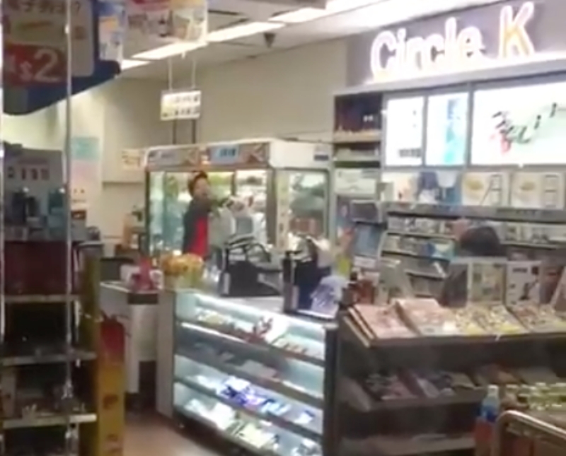 將軍澳一間OK便利店拒賣樽裝水給市民洗眼。網上圖片