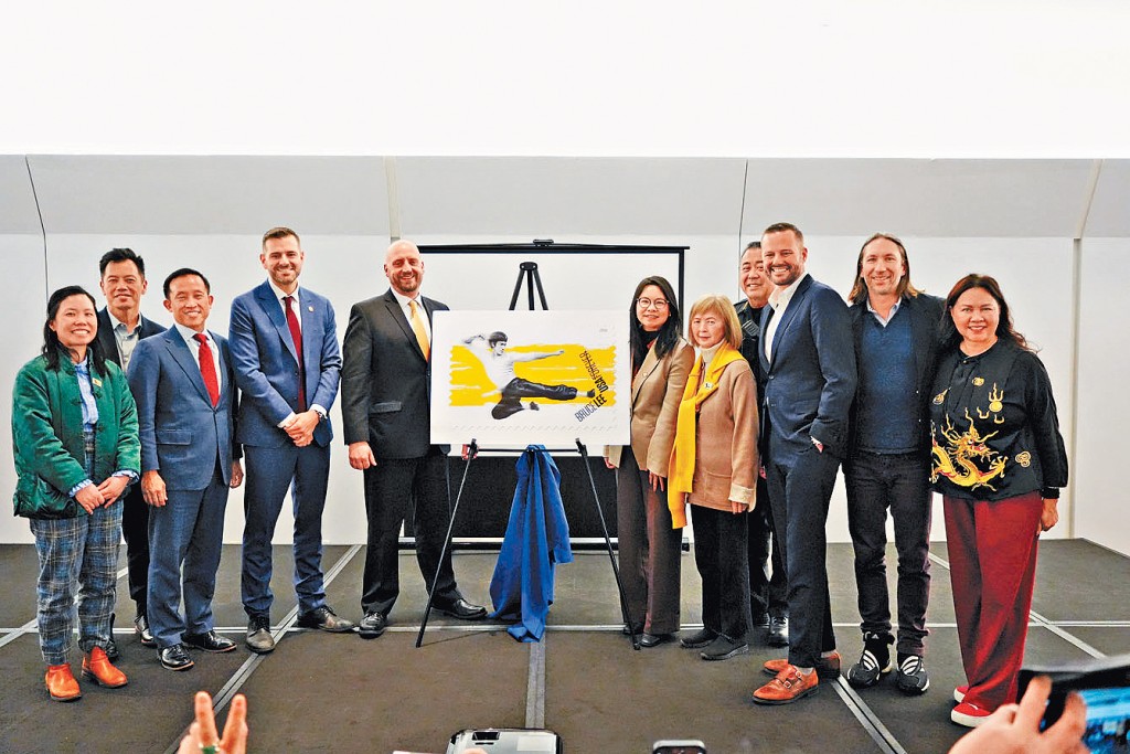 多位民選官員和社區人士出席李小龍紀念郵票社區揭幕儀式。