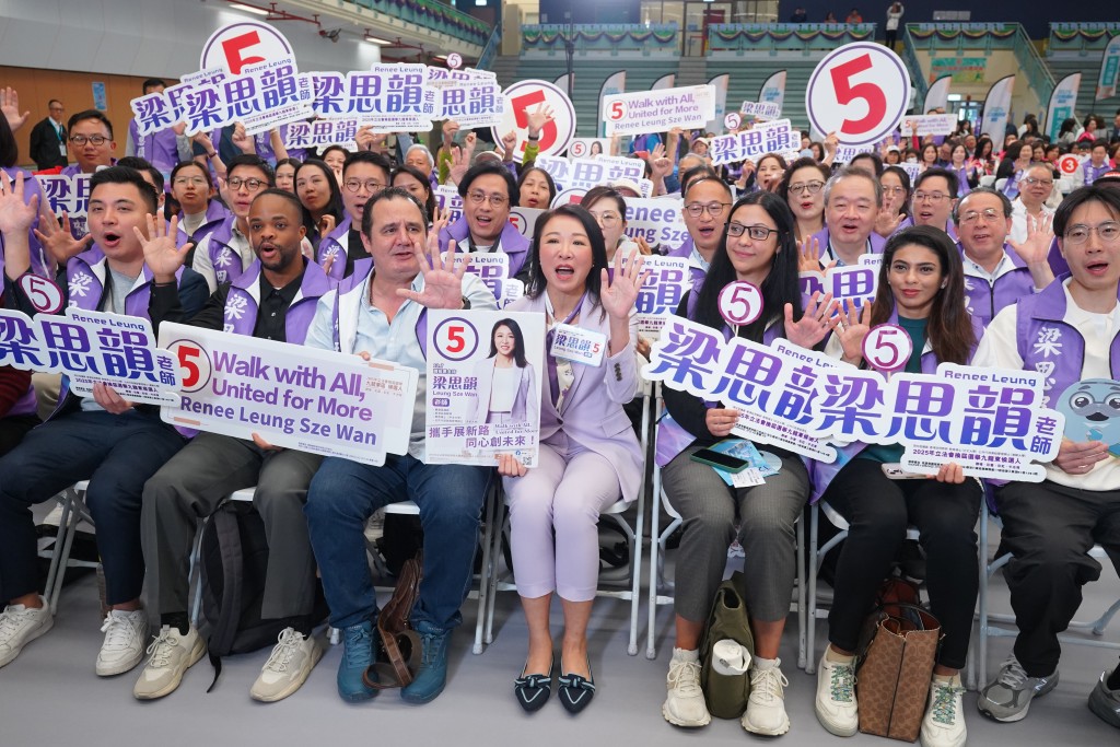 5號候選人觀塘區議員梁思韻。