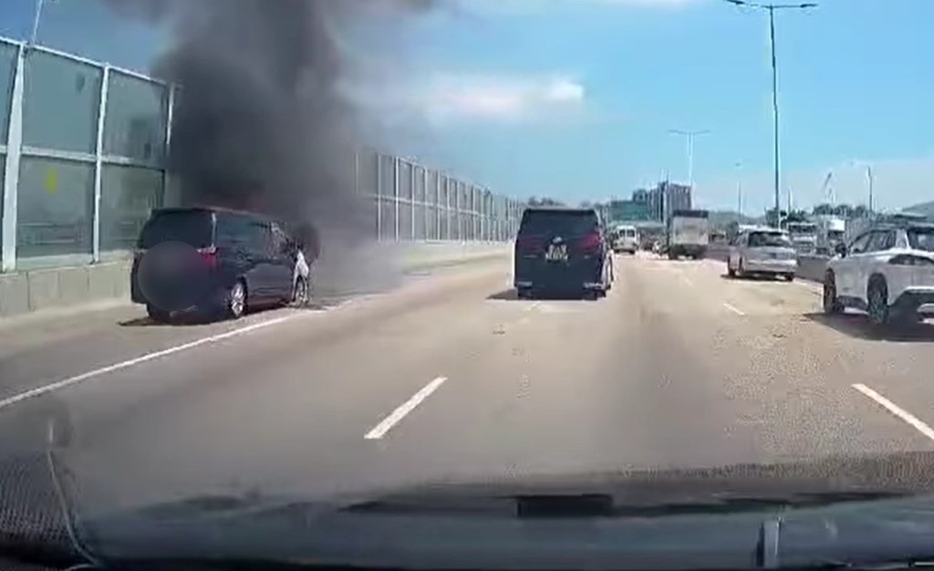 車頭冒出濃濃黑煙，升上半空。網上圖片