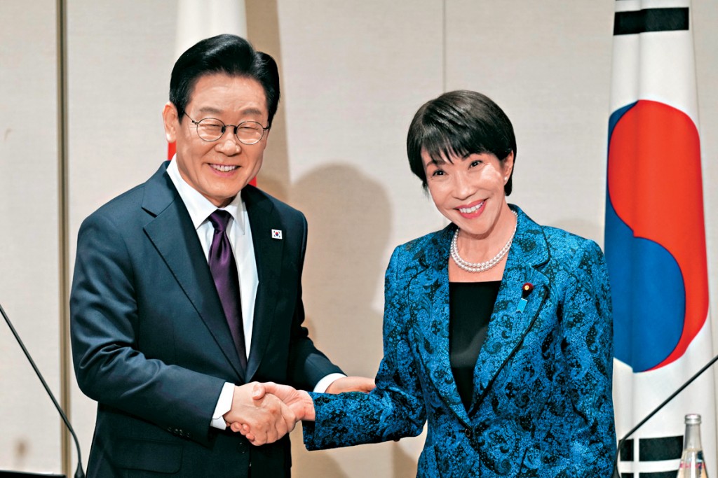 日本首相高市早苗與南韓總統李在明在記者會上握手。