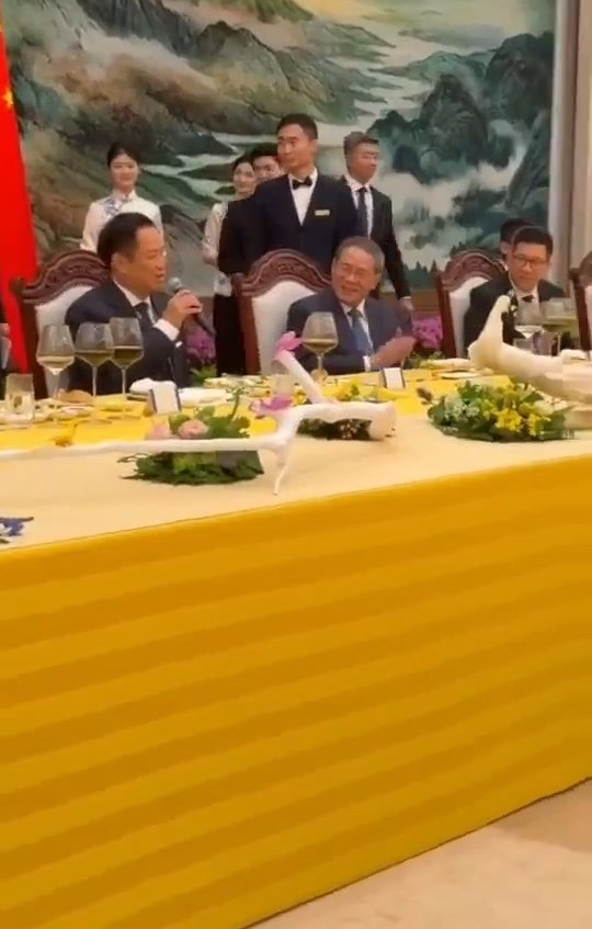 泰國總理阿努廷訪問中國,參加李強歡迎午宴期間高唱鄧麗君名曲《甜蜜蜜》。微博@吉星吉星吉星 泰國總理阿努廷訪問中國,參加李強歡迎午宴期間高唱鄧麗君名曲《甜蜜蜜》。微博@吉星吉星吉星