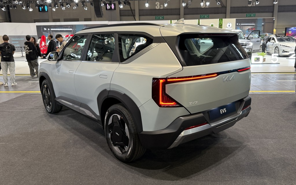 起亞KIA EV5純電動SUV搭載上CCS2快慢充電插座，可支援最高141kW DC快充需時約38分鐘。