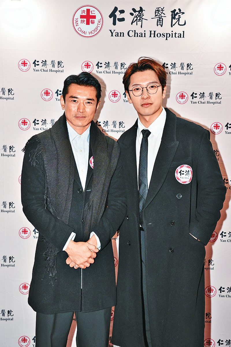 黃長興（左）跟叻哥踢波，笑言出場費只收小利是。