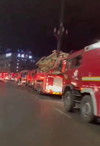 當局出動多輛消防車灌救。微博@百姓關注 當局出動多輛消防車灌救。微博@百姓關注