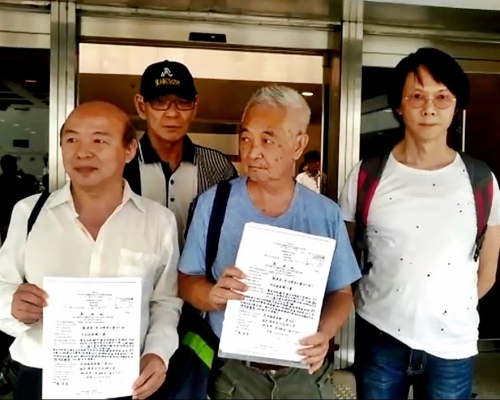 郭卓堅(藍衣)批評政府無為外傭及街頭藝人提供棲身地。