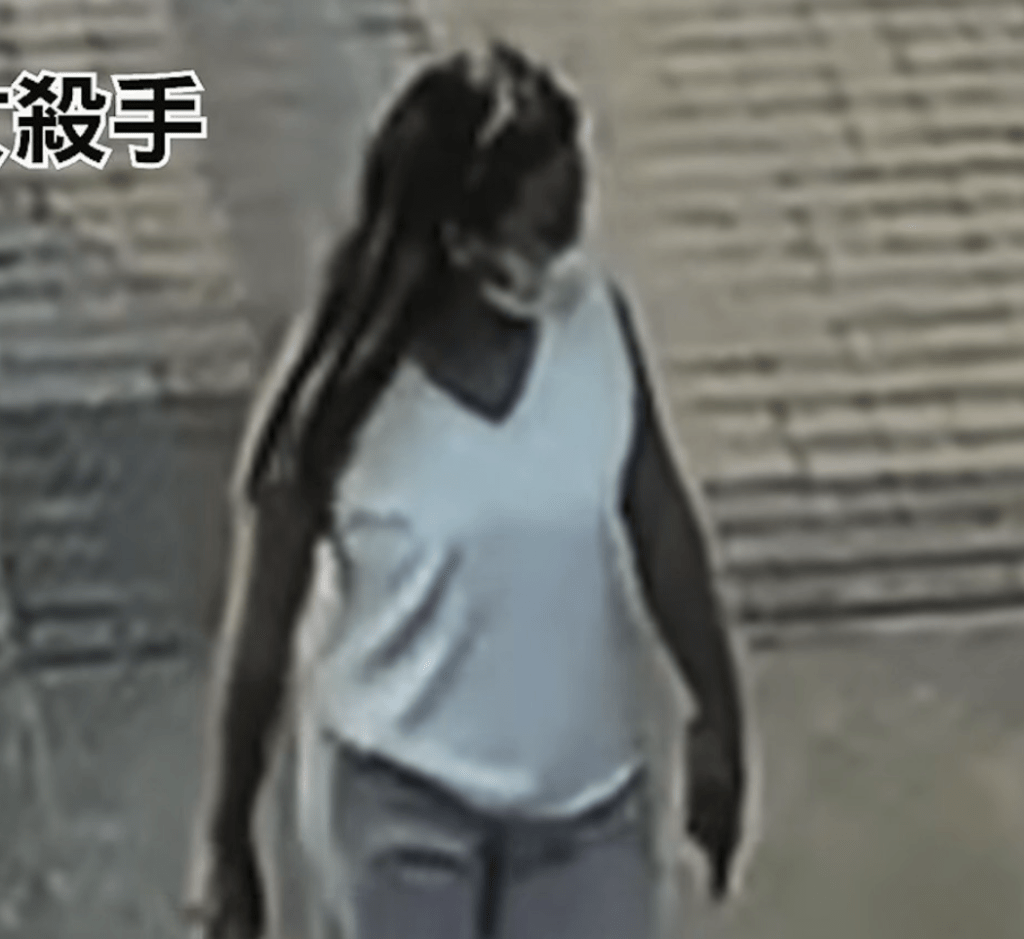 閉路電視拍下兩人同行,惟西麗蓬其後突然倒地,送院後不治;同行的沙拉叻則沒有留下協助。 閉路電視拍下兩人同行,惟西麗蓬其後突然倒地,送院後不治;同行的沙拉叻則沒有留下協助。