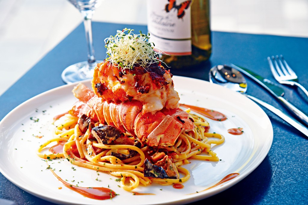 XO醬龍蝦尾飲管粉，微微辛辣的XO醬提升龍蝦的鮮甜味道，飲管粉吸收龍蝦及醬汁精華，香濃滋味。