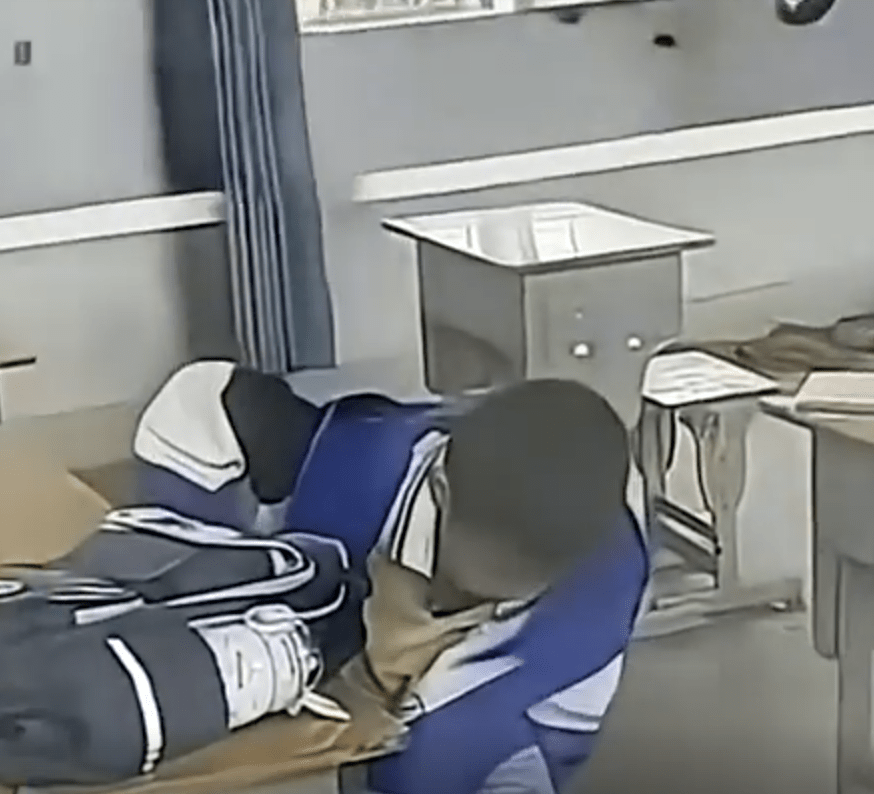 廣西小學驚現「一年級只得一個人」， 全校僅得9名學生。微博