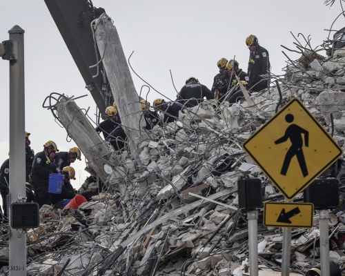 邁阿密塌樓爆破後恢復搜救，再發現4遺體死亡人數增至28。AP圖片