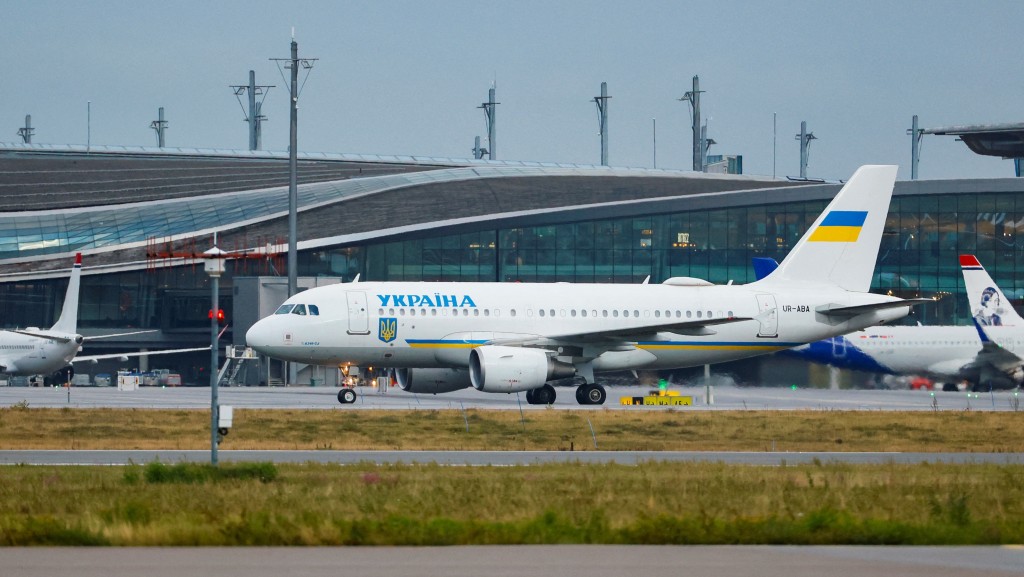 挪威總理：澤連斯基專機赴挪威途中幾乎遭無人機擊中。路透社