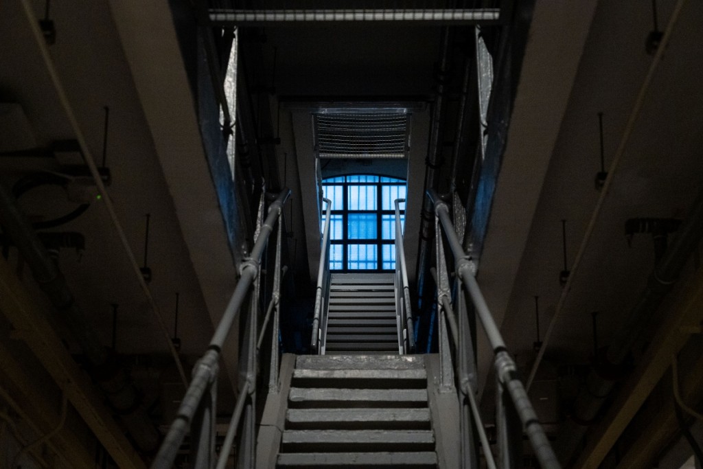 B倉樓梯置於正中間，有助通風及方便監視管理上層牢房