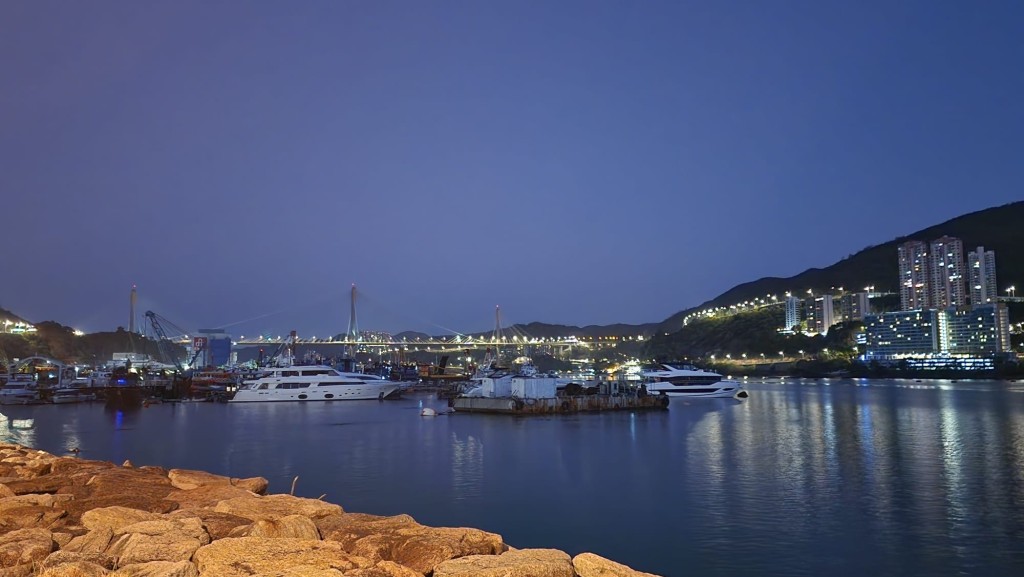 早上短暫時間有陽光，局部地區能見度頗低。黎志偉攝