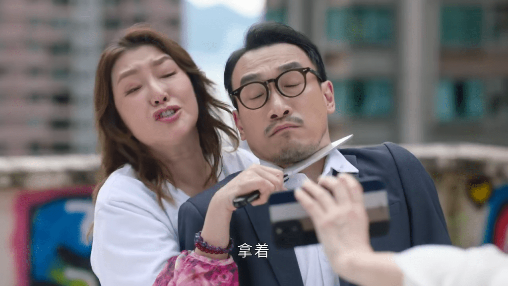 挾持事件越鬧越大。 挾持事件越鬧越大。