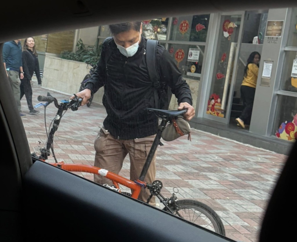 口罩賊偷走單車。網圖