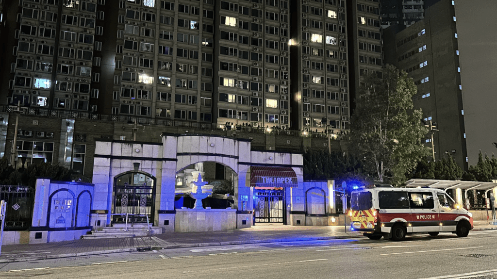周四(17日)晚上10時許,和宜合道33號雍雅軒第二座走廊位置突然有煙冒出,住客紛紛報警求助。蔡楚輝攝 周四(17日)晚上10時許,和宜合道33號雍雅軒第二座走廊位置突然有煙冒出,住客紛紛報警求助。蔡楚輝攝