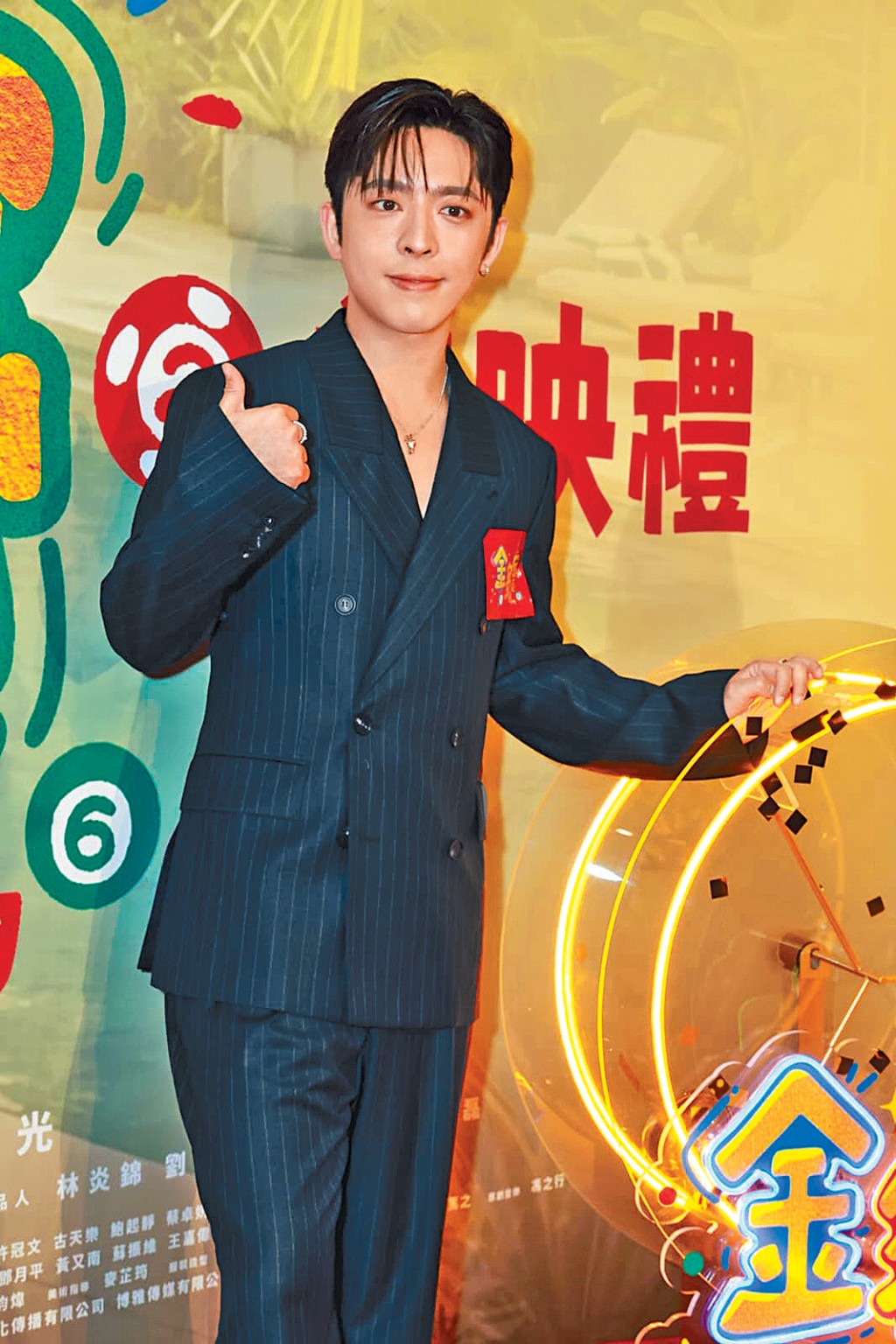 Edan一身Deep V西装现身，十分性感。