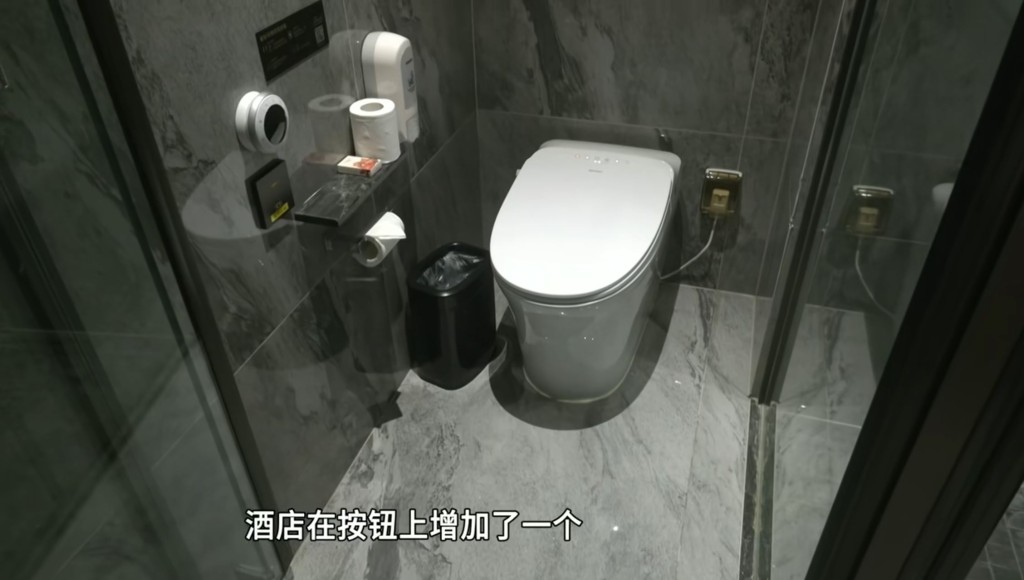 傅先生不满洗手间的紧急掣无反应。DV现场