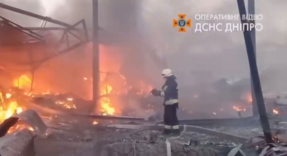 中部大城第聂伯罗受攻击后有建筑物起火。AP图