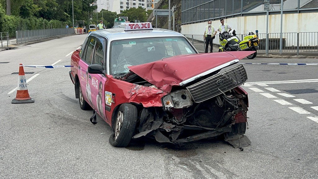 的士車頭損毀嚴重。楊偉亨攝