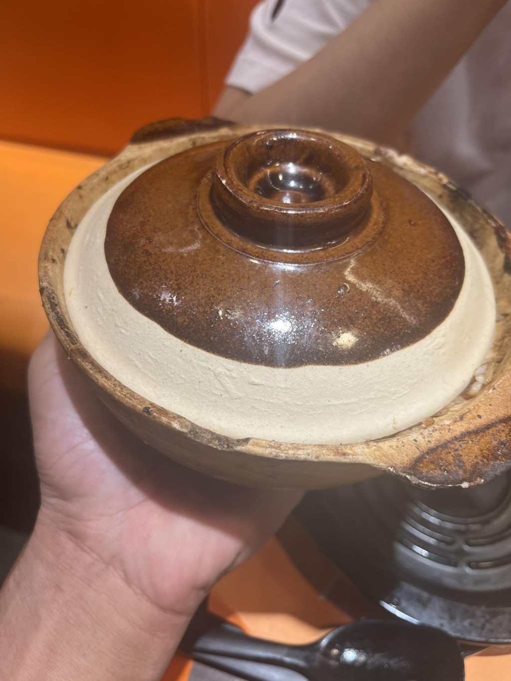 事主上傳了一張單手輕鬆托起煲仔飯底部的照片，引起熱烈討論。