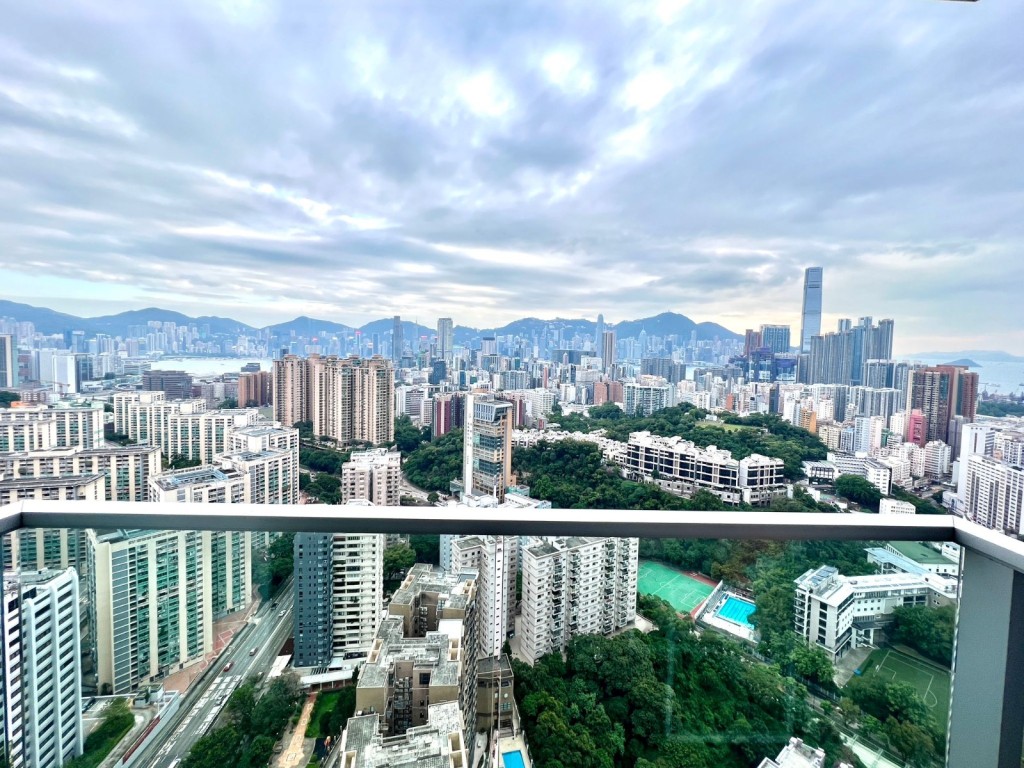 露台可遠眺維港海景，高層優勢盡現。