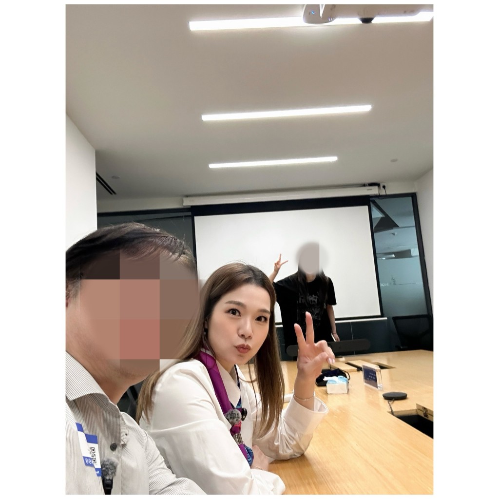 呂慧儀在會議室內與工作夥伴合照,擺出V字手勢,看來相談甚歡。 呂慧儀在會議室內與工作夥伴合照,擺出V字手勢,看來相談甚歡。