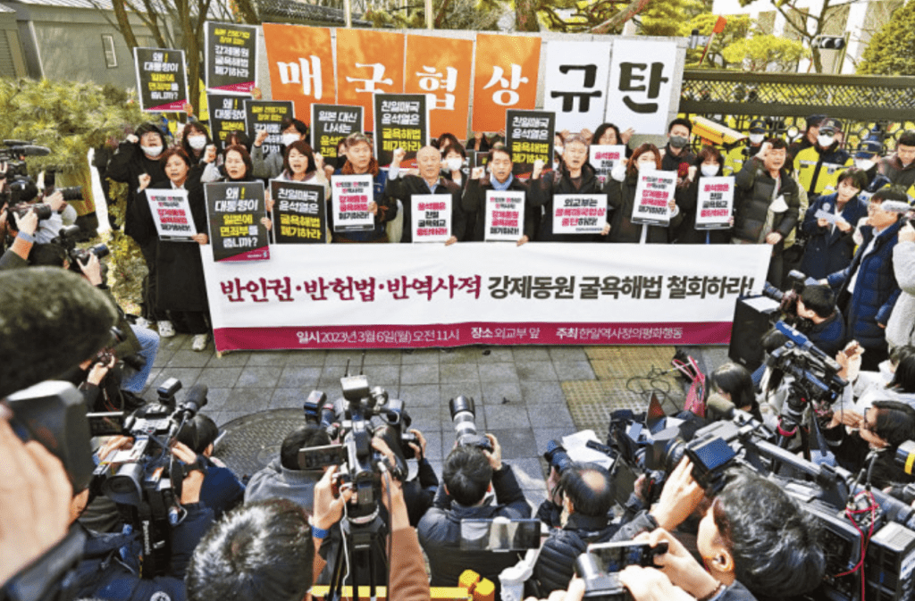 第三方代償方案公布後，即遭到韓國最大在野黨和多個市民團體批評。
