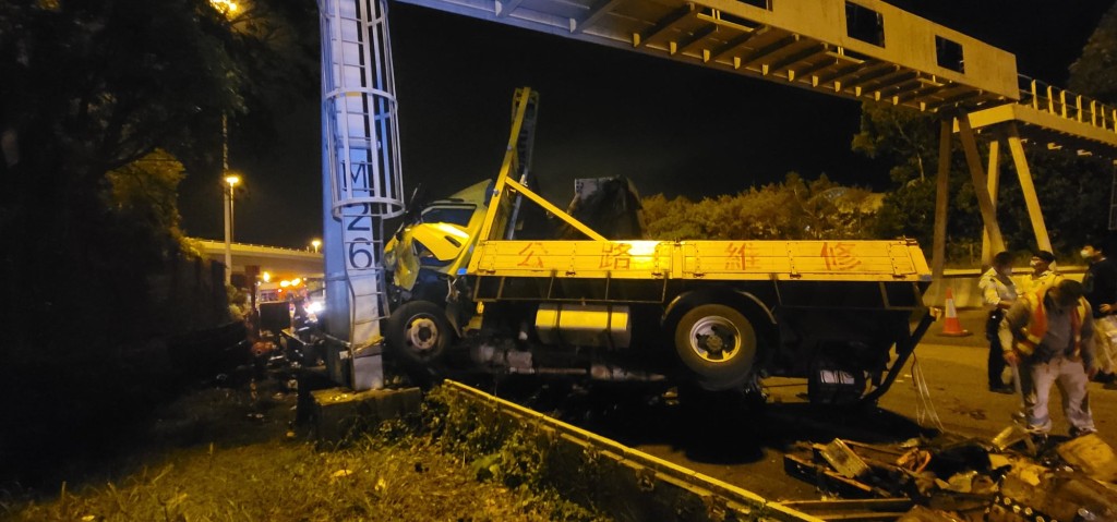箭嘴車被推前撞「龍門架」半邊車身傾斜壆上。海港拖車服務有限公司fb