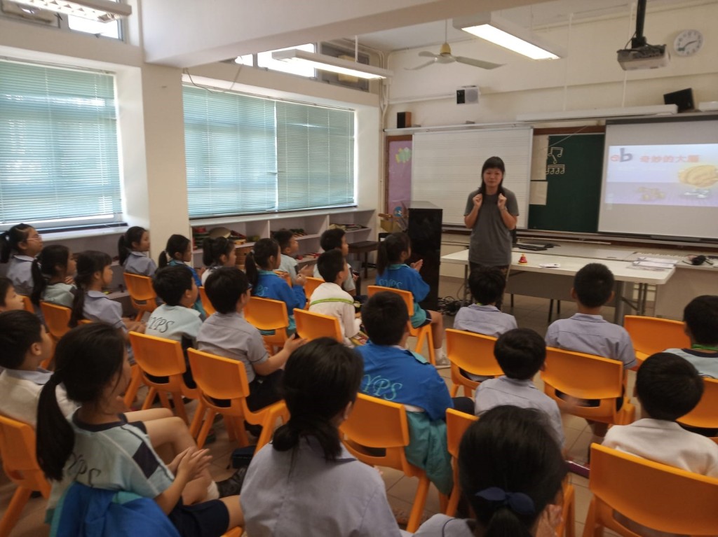 純陽小學老師教授靜觀Paws b課程。
