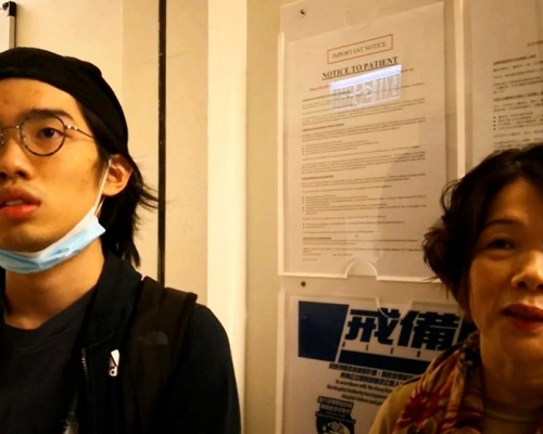 周同學的胞弟及母親。