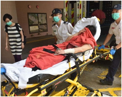 女事主的手腕被包紮妥當。