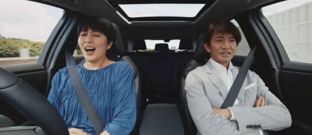 松隆子終於放開軚盤，但自己卻嚇到無眼睇。