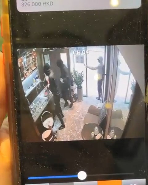 兩名劫匪手持鐵槌扑毀櫥窗。