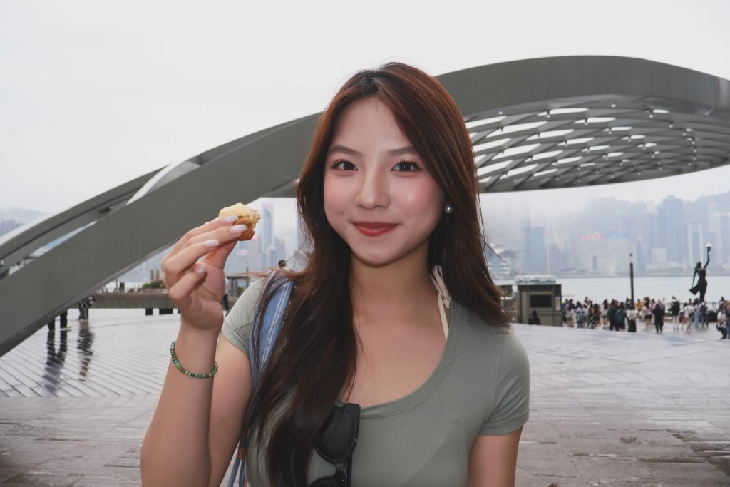 閻小姐到訪維港。 閻小姐到訪維港。