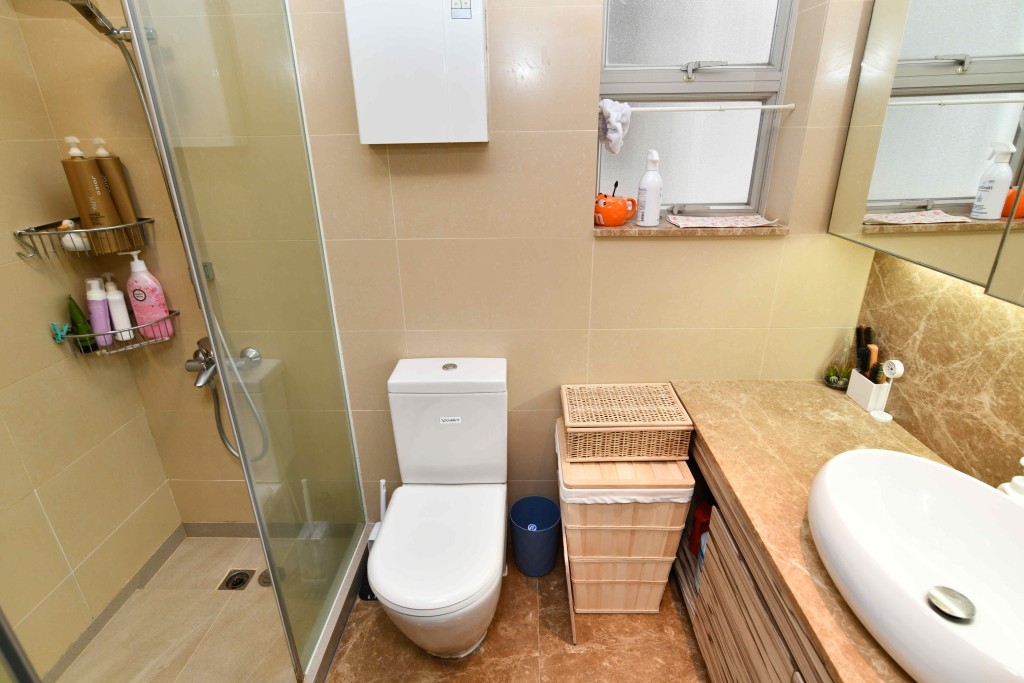 浴室部分地板及牆身以雲石裝潢。