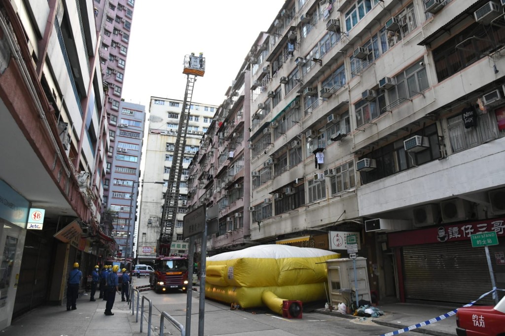 消防張開氣墊戒備,並升起雲梯協助救援