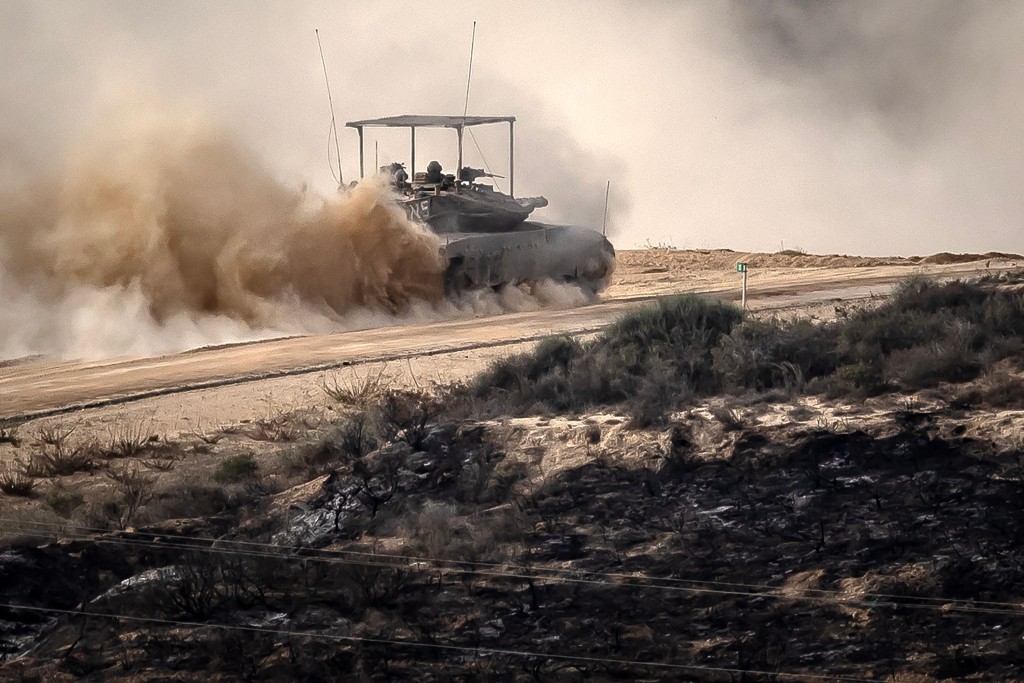 以军坦克继续向加沙推进。路透社