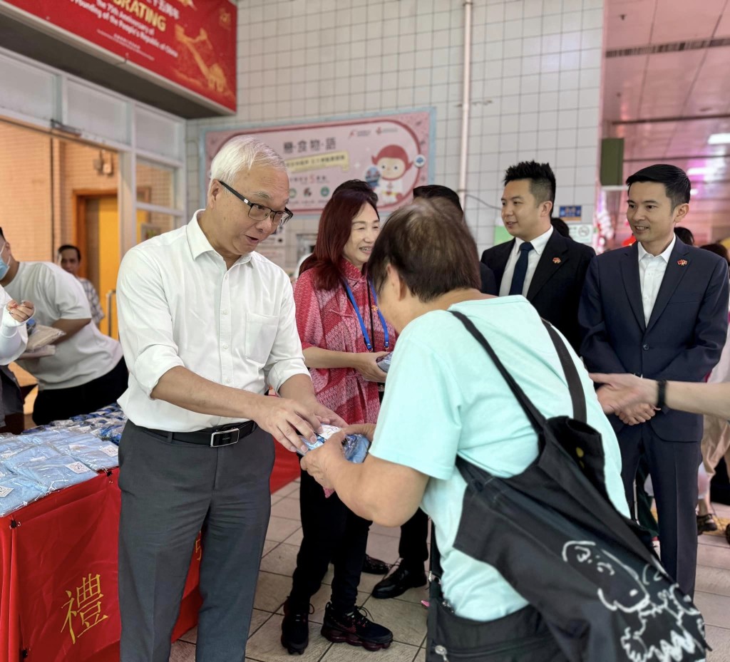 謝展寰到食環署的大角咀街市向販商及街坊派發國慶日紀念品，與市民一同熱烈慶祝。環境局fb