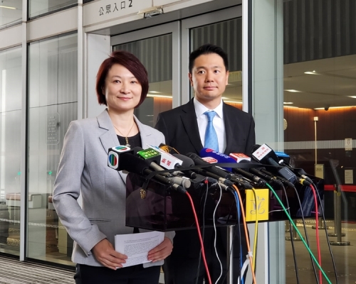特首邀請區議員明晚會面,李慧琼(左)指萬事起頭難,盼政府以多層次走出第一步。